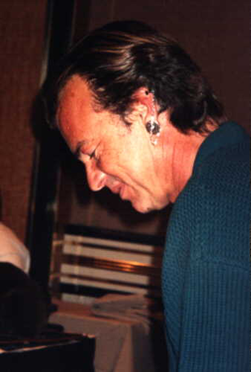 Edward_Albert_wearing_a_Bajoran_earring